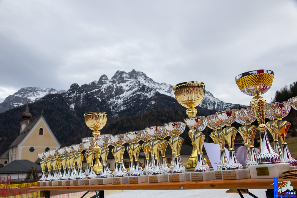 Der Schülerskitag der Gemeinde Waidring 2024 am Hausberg konnte mit viel Kraft und Mühe auf den letzten Zacken Schnee über die Bühne gebracht werden.Die Ergebnisse und Fotos sind nun online.